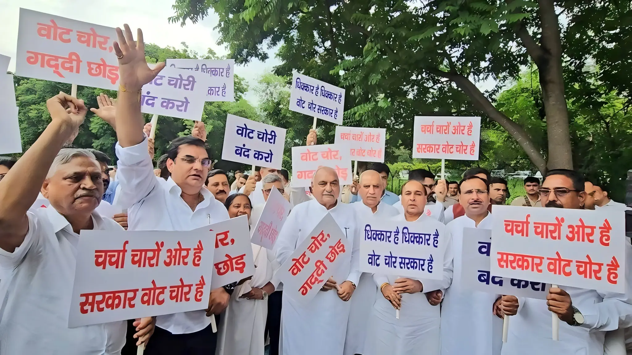 वोट चोरी के मुद्दे पर कांग्रेस ने हरियाणा विधानसभा परिसर में पैदल मार्च कर ECI के खिलाफ किया विरोध प्रदर्शन